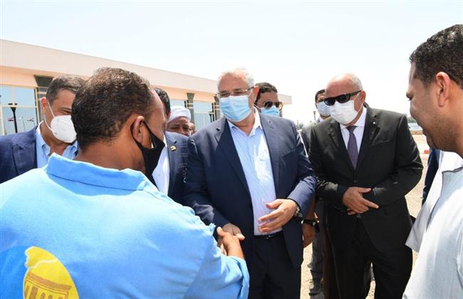 وزير الزراعة يشارك محافظ قنا في تسليم بونات تموين مجانية للسائقين