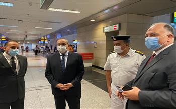   جولة مفاجئة لوزير الطيران في مطار القاهرة