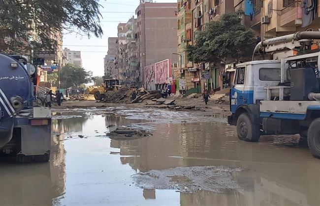 كسر بخط مياه يغرق شارع رئيسى بشبين القناطر