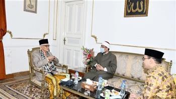 رئيس مجلس علماء المسلمين فى أندونيسيا: الناس سكارى إلا العلماء