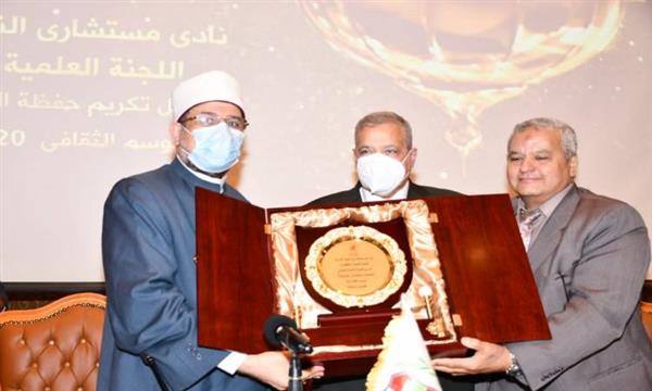 إهداء وزير الأوقاف درع النيابة الإدارية