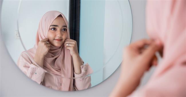هل يجوز خلع الحجاب أمام زوج أختي؟.. «الإفتاء» تجيب