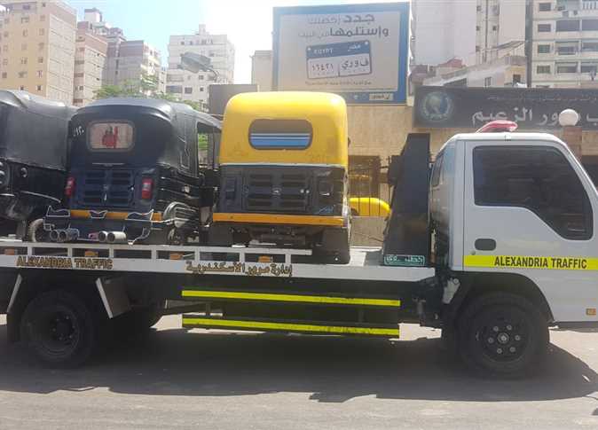تنفيذا لقرار محافظ الإسكندرية التحفظ على 11 توكتوك بحي المنتزه أول
