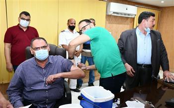 محافظ الفيوم يتابع تطعيم العاملين بلقاح كورونا