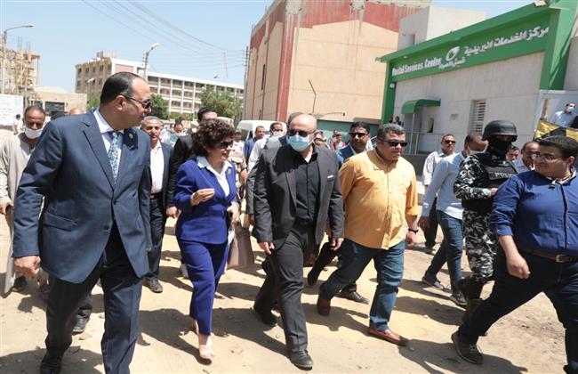 محافظ بني سويف يتابع مشروعات «حياة كريمة» بـ قمبش الحمراء