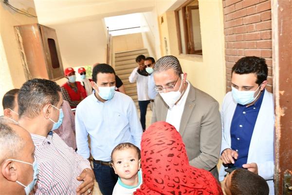 محافظ الفيوم يتفقد أعمال القافلة الطبية بقرية سيدنا الخضر