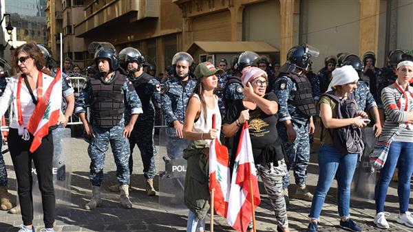 لبنان.. محتجون يحاولون إقتحام مبنى مجلس النواب
