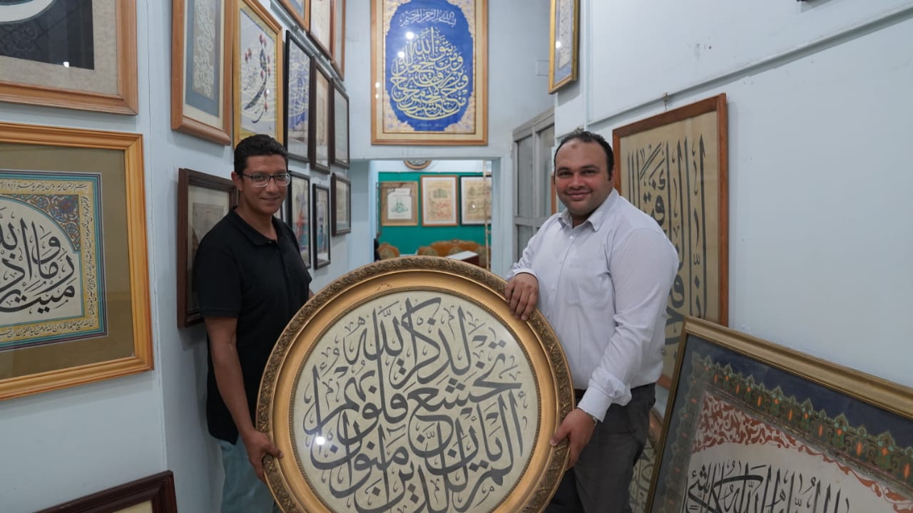 الفنان خضير البورسعيدي يهدي مجموعة قيمة ونادرة من لوحاته الفنية الخطية إلى مكتبة الإسكندرية