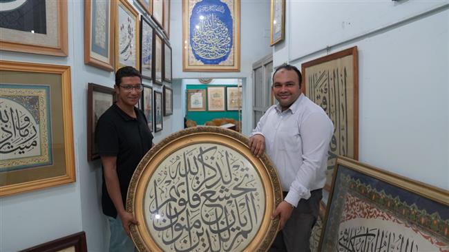 الفنان خضير البورسعيدي يهدي مجموعة قيمة ونادرة من لوحاته الفنية الخطية إلى مكتبة الإسكندرية 