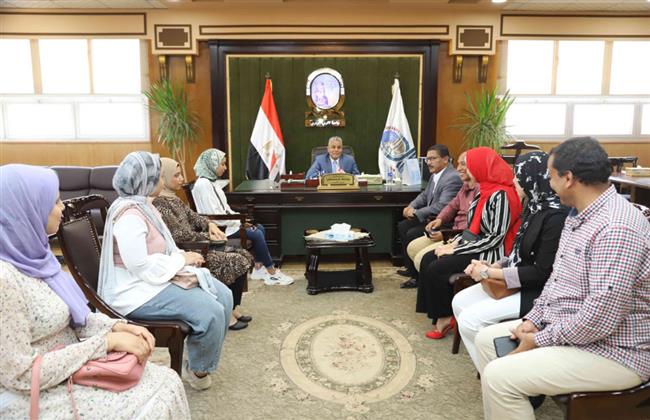 "غرباوي" يستقبل آوائل الجمهورية بدبلوم المدارس التجارية المتقدمة بجامعة جنوب الوادى