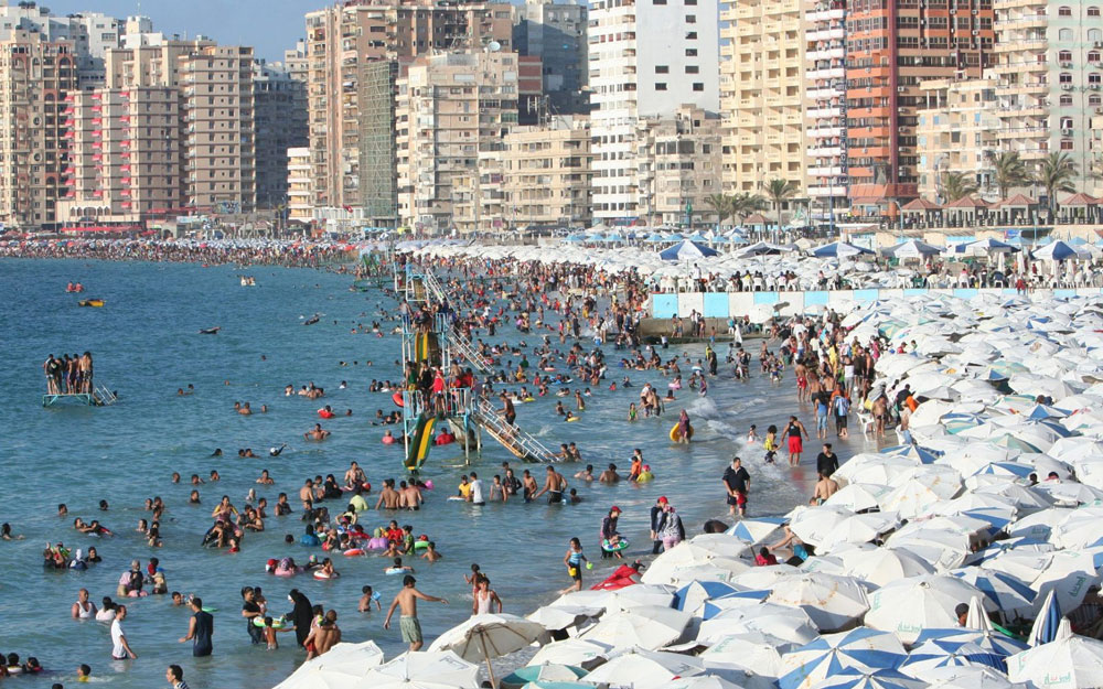 شواطئ الإسكندرية كاملة العدد فى الجمعة الأولى بعد إنتهاء إمتحانات الثانوية العامة.