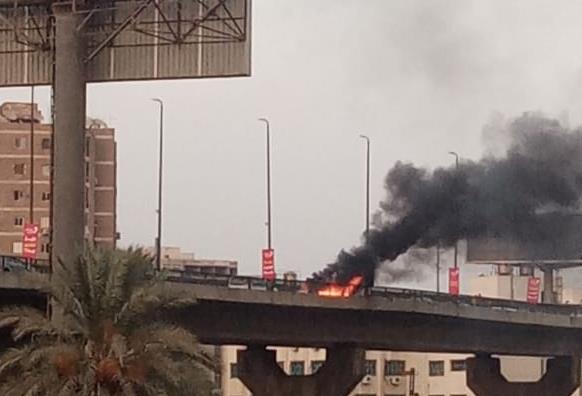 صور|| حريق يلتهب سيارة أعلى كوبرى أكتوبر ويسبب شللا مروريا
