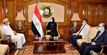 وزيرة التجارة تبحث مع سفير عمان زيادة التبادل التجاري والاستثمارات