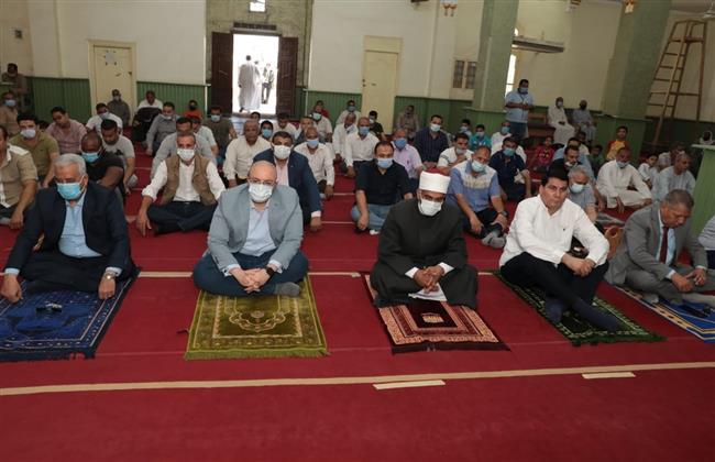 محافظ بنى سويف يؤدى شعائر صلاة الجمعة بمسجد عمر بن الخطاب باهناسيا