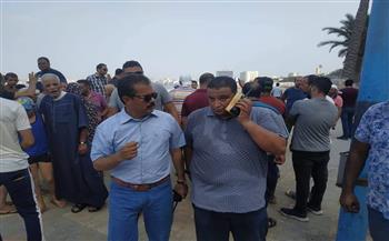  جولات سياحة ومصايف الإسكندرية تسفر عن إنذار بفسخ العقد وخصم راتب عمال وضبط شيشة 