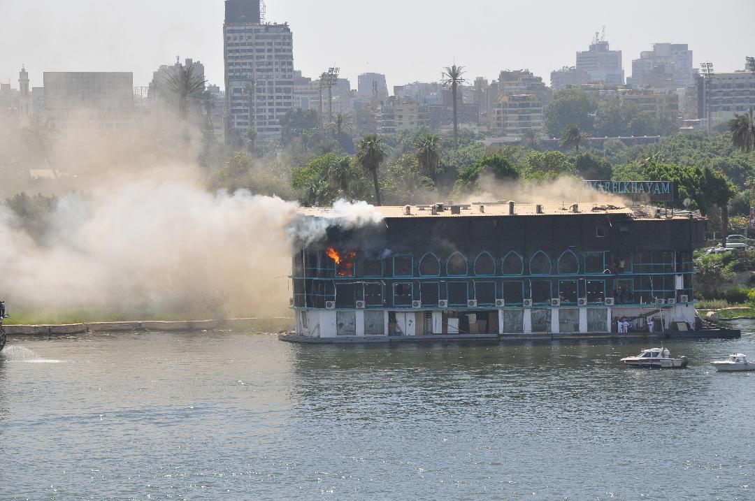 عاجل || حريق يلتهم مركب سياحى على كورنيش النيل ( فيديو)