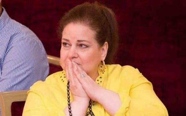 سهير البابلي وشمس البارودي تقفان على غسل دلال عبد العزيز
