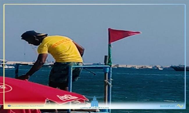 الإدارة المركزية للسياحة والمصايف ترفع الرايات الحمراء مع ارتفاع الأمواج 