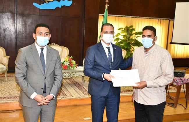 محافظ الفيوم يُسلم شهادات اجتياز الدورات التدريبية للعاملين بمجالي «السياحة» و«الحرف اليدوية»