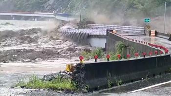    إنهيار جسر فى تايوان بسبب قوة الفيضانات القادمة من إعصار لوبيت  