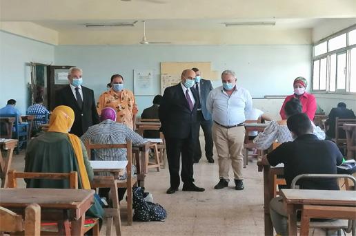 رئيس جامعة المنيا ونائبه يتابعان أعمال اختبارات القدرات بكليتي «الفنون» و«الرياضية»