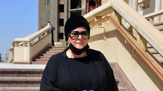 دينا الشربيني تهرب من الكاميرات في جنازة دلال عبدالعزيز