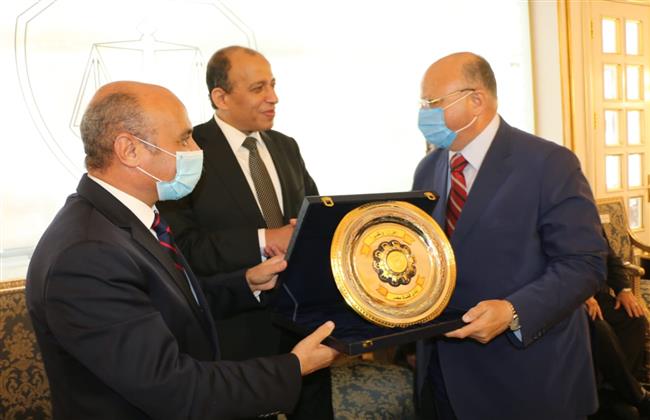  وزير العدل يكرم محافظ القاهرة ويمنحه درع نادى قضاة مصر   