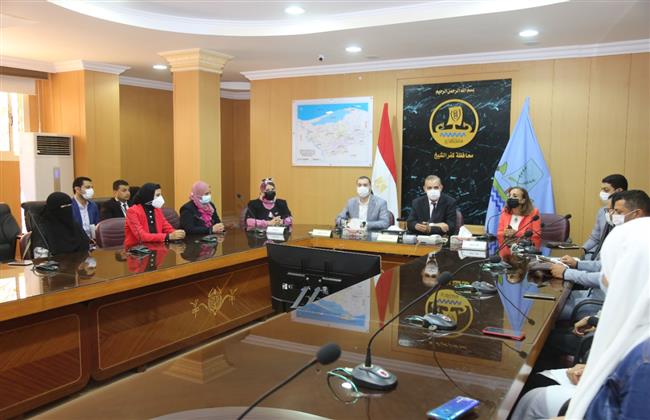 محافظ كفر الشيخ ونائبه يكرمان دفعة جديدة من المستفيدين من أنشطة محور دعم التعلم الإلكتروني
