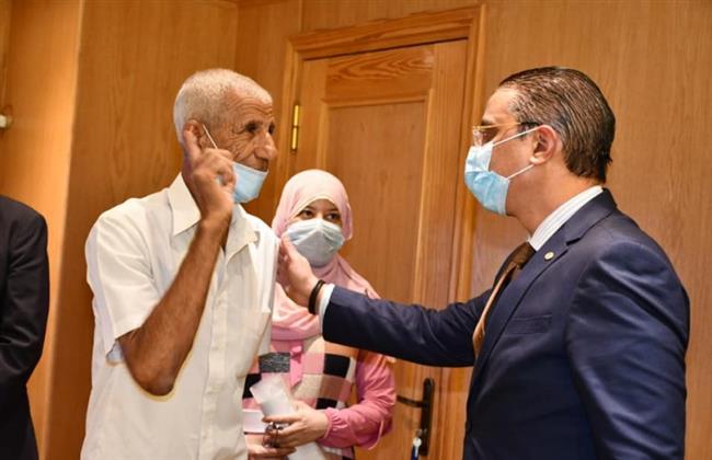 عمره 73عاما.. محافظ الفيوم يكرم  أكبر طالب حاصل على الثانوية العامة 