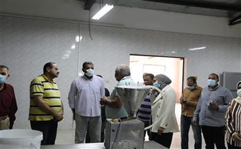 محافظ الوادي الجديد يتفقد وحدة إنتاج الوجبة المدرسية