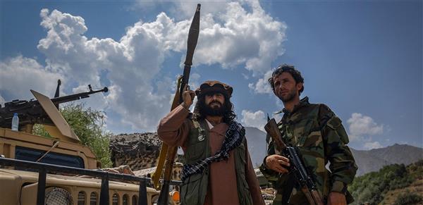 المقاومة الأفغانية تُطلق أول عملية عسكرية لاستعادة ولايات تحت سيطرة طالبان