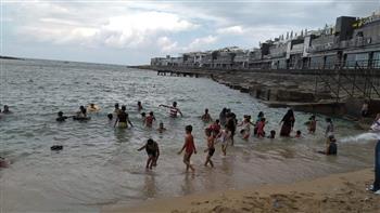   شتاء في الإسكندرية وسط بهجة من المصاطفين على الشواطئ 