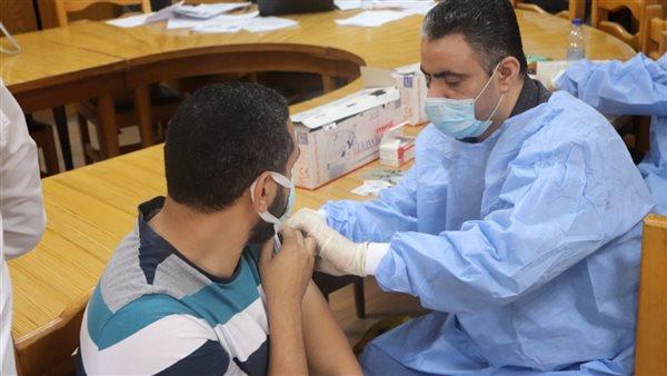 جامعة الأزهر تبدأ تطعيم أعضاء هيئة التدريس والعاملين والطلاب ضد كورونا اليوم 