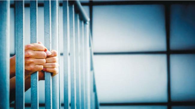 تجديد حبس شخصين في حيازة أسلحة النارية ومواد مخدرة