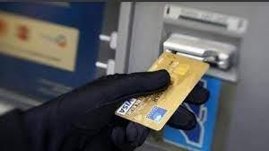   القبض على شخصين لاستيلائهما على بطاقة دفع إلكتروني وسحب أموال منها