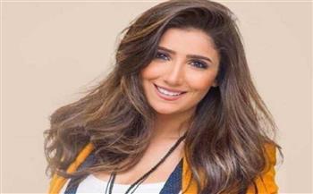 بإطلالة صباحية..مي عمر تودع الصيف