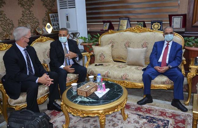 محافظ المنيا يستقبل وفد الكنائس الرسولية في مصر