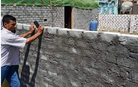 رئيس وحدة كوم الفرج بأبو المطامير ينفذ قرار إزالة بيده