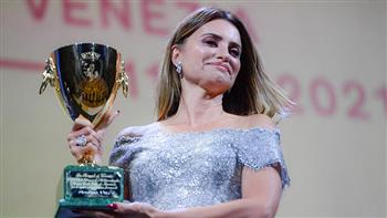   «كروث» تفوز بجائزة أفضل ممثلة في مهرجان البندقية السينمائى 