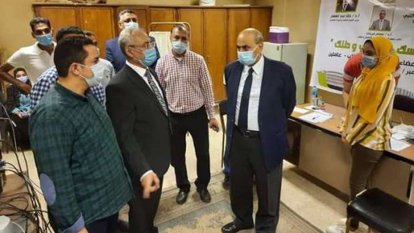 رئيس جامعة المنيا يتفقد نقاط تلقي لقاح كورونا لطلاب الفرق الثانية
