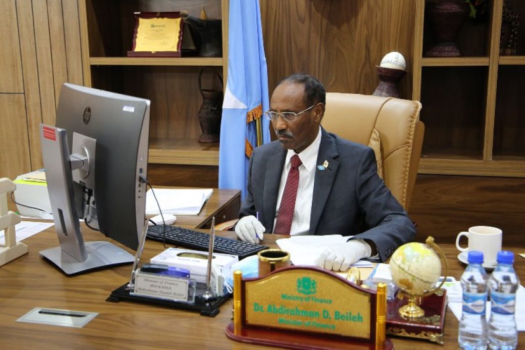 وزير المالية الصومالى يتفقد ميناء مقديشو
