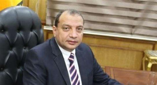 العاملون بكلية التكنولوجيا والتعليم يهدون رئيس جامعة بني سويف "المصحف الشريف"