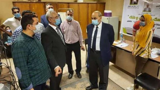 رئيس جامعة المنيا يتفقد نقاط تلقي لقاح كورونا لطلاب الفرق الثانية 