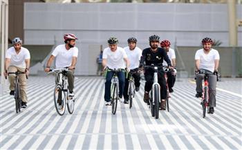  محمد بن راشد يتجول بدراجة هوائية  فى إكسبو 2020