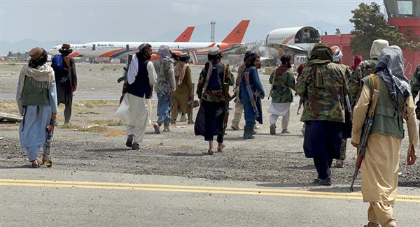 وصول أول رحلة تجارية بمطار كابول منذ سيطرة «طالبان»