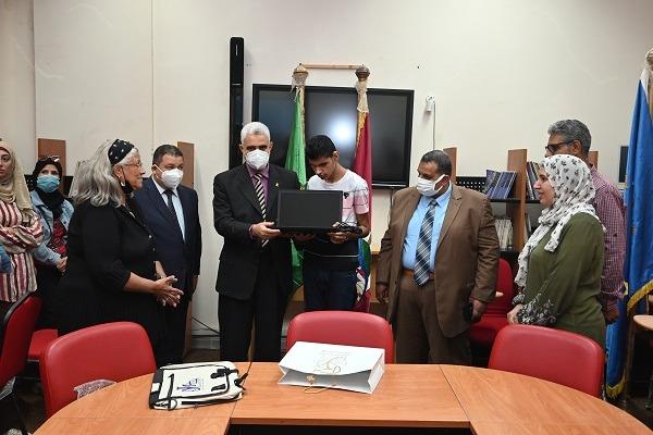 رئيس جامعة الفيوم يسلم "لاب توب" لأول الثانوية العامة بالمحافظة 