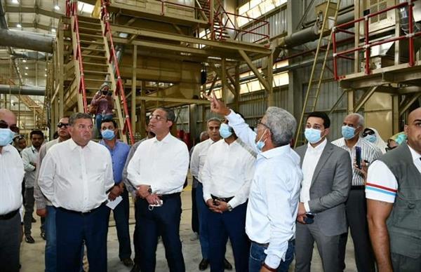 وزير قطاع الأعمال ومحافظ الفيوم يتفقدان محلج الفيوم المطور