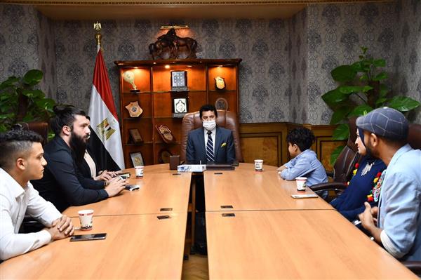 وزير الشباب والرياضة يلتقي الطفل محمد أسامة صاحب الموهبة الغنائية