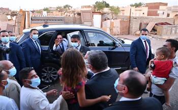طفل يمازح الرئيس في شرم الشيخ: هتلف على البيوت كلها يا عمو؟