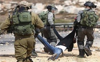   جنود جيش الاحتلال يطلقون الرصاص على شاب فلسطيني.. فيديو